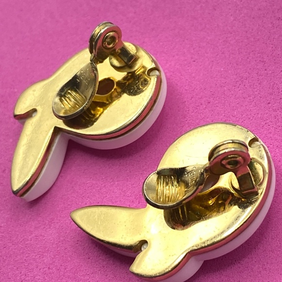 Vintage MONET White Lucite Clip On Earrings Chunky Mod Grannycore 1960's - Picture 3 of 5